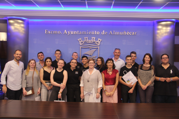 Una decena de estudiantes franceses de Erasmus realizan prácticas profesionales en comercios y el parque de bomberos